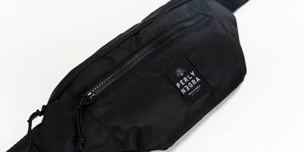 Fanny Pack Tayrona Negra: Bolso Funcional estilo compacto para todo momento